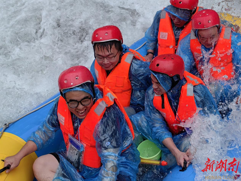 爱游戏综合娱乐-水上漂流趣味比赛，激流勇进的水上冒险的简单介绍