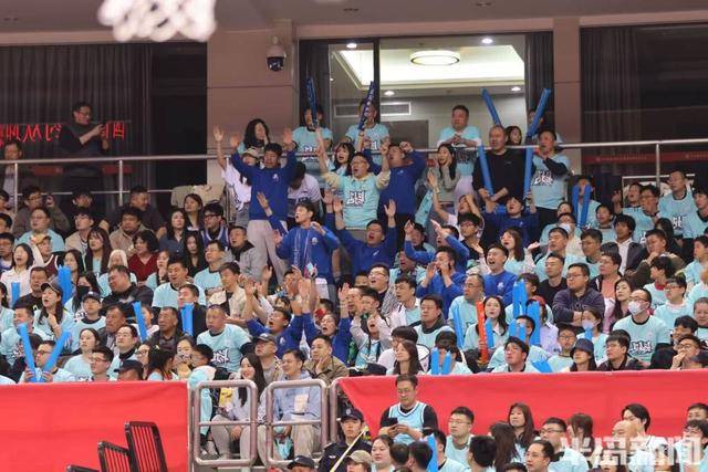 爱游戏平台-末节关键时刻：王强两记三分稳定军心，北京队战胜上海！