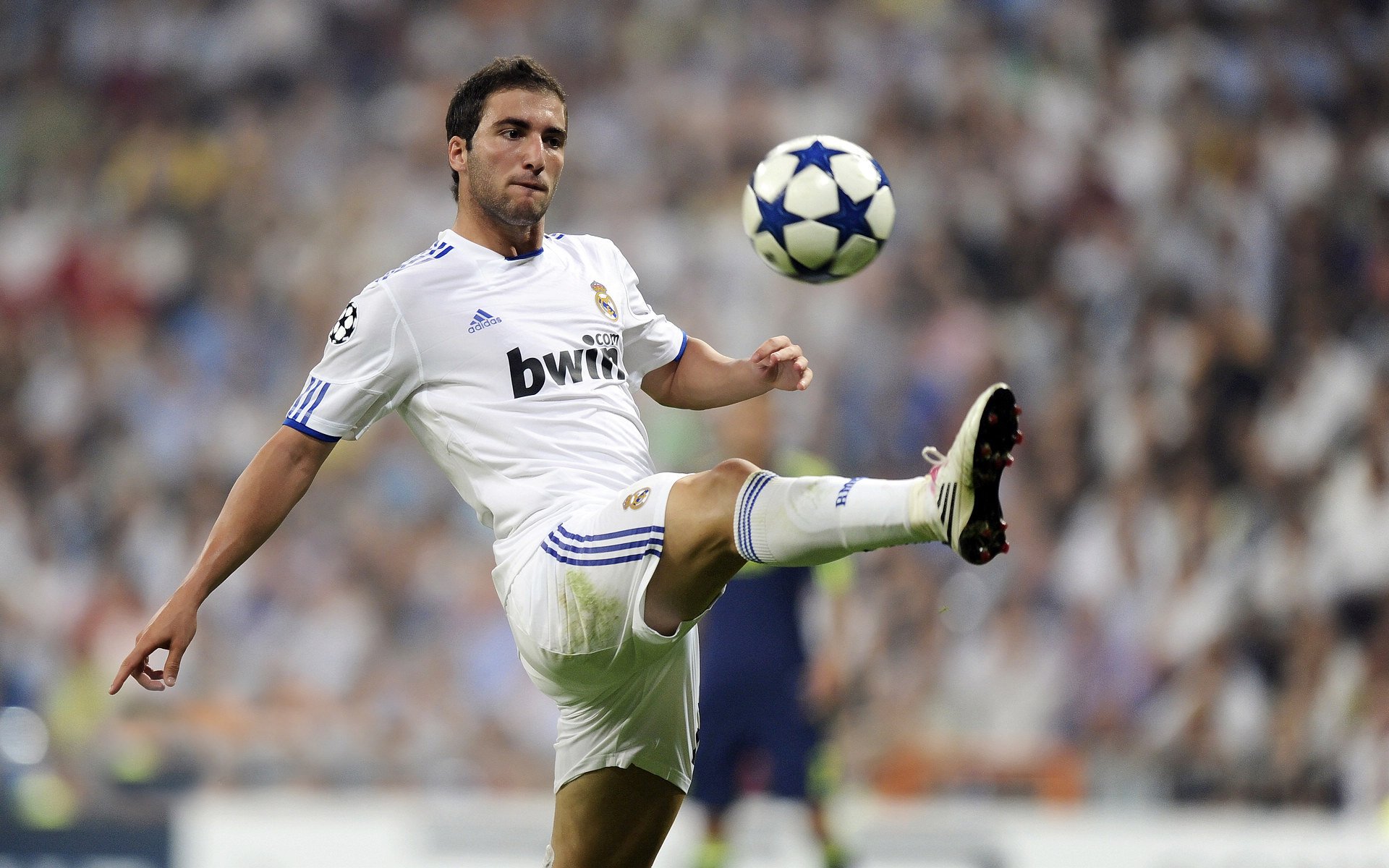 爱游戏app-利物浦主帅批评球队防守不力需改进，利物浦现任主帅